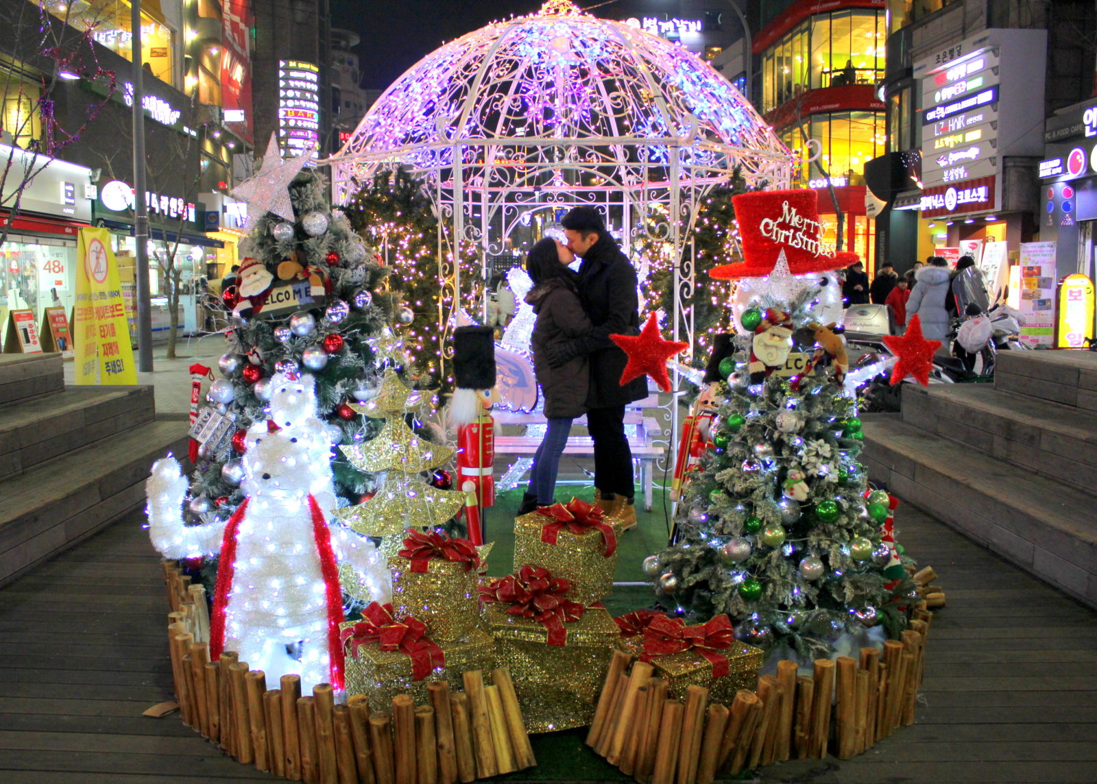 Banyak pasangan yang memilih berkencan saat Natal di Seoul, Korea Selatan
